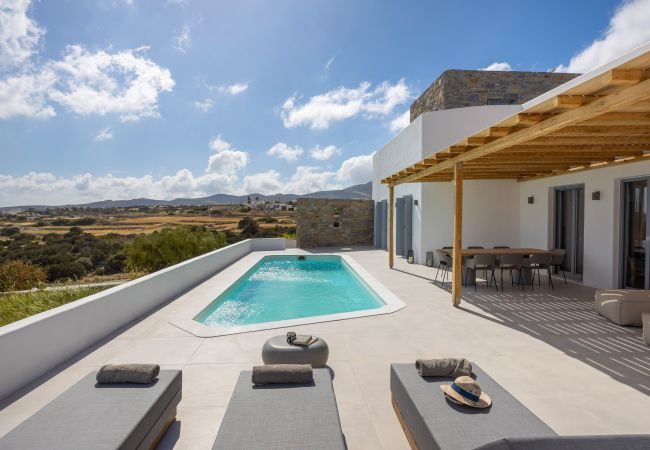Villa in Aspro Chorio - Poolside Panorama: Coastal Luxury & Vistas Villa in Aspro Chorio - Poolside Panorama: Coastal Luxury & Vistas