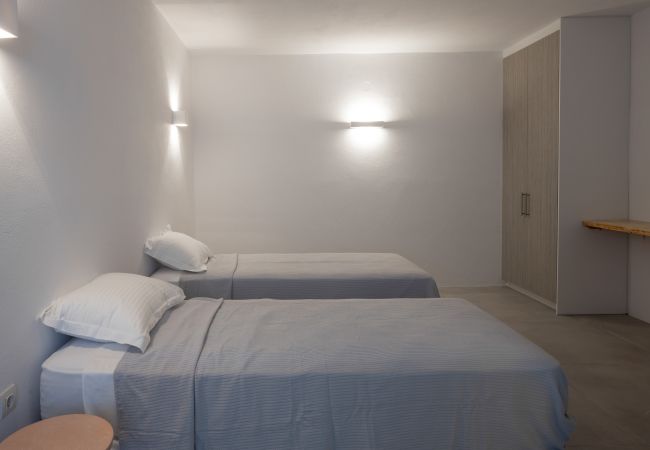 Villa in Aspro Chorio - Poolside Panorama: Coastal Luxury & Vistas Villa in Aspro Chorio - Poolside Panorama: Coastal Luxury & Vistas