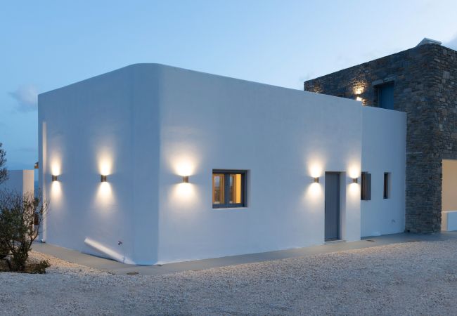 Villa in Aspro Chorio - Poolside Panorama: Coastal Luxury & Vistas Villa in Aspro Chorio - Poolside Panorama: Coastal Luxury & Vistas