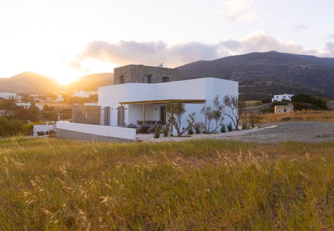 Villa in Aspro Chorio - Poolside Panorama: Coastal Luxury & Vistas Villa in Aspro Chorio - Poolside Panorama: Coastal Luxury & Vistas