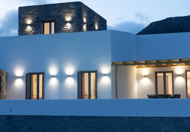 Villa in Aspro Chorio - Poolside Panorama: Coastal Luxury & Vistas Villa in Aspro Chorio - Poolside Panorama: Coastal Luxury & Vistas