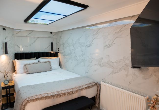 Apartment in Athens - A Rare Gem Near Acropolis in Koukaki Apartment in Athens - A Rare Gem Near Acropolis in Koukaki