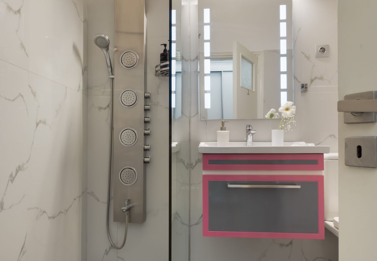 Apartment in Athens - Serenity Escape with Jacuzzi in Kolonaki