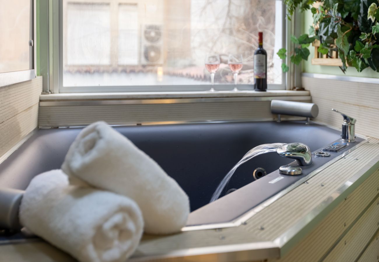 Apartment in Athens - Serenity Escape with Jacuzzi in Kolonaki